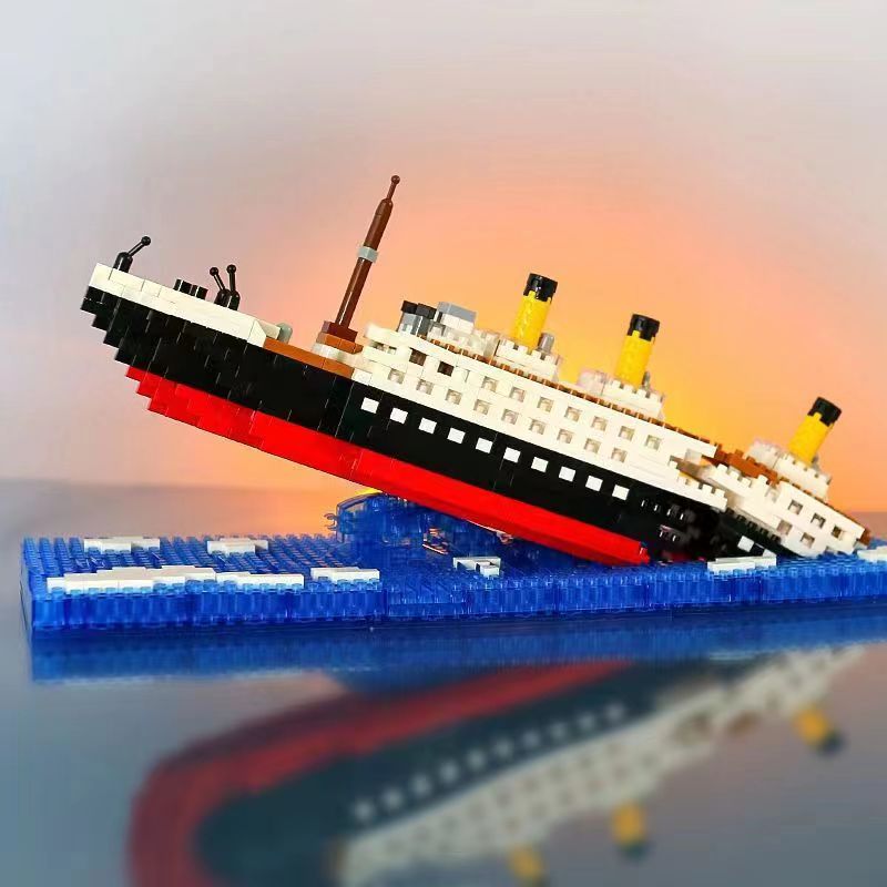 One Piece Thousand Sunny Ship in Bottle Micro Building Blocks Set, LED Light Mini Bricks Model with Display Bottle & Wood Stand, DIY Assembly Toy, Desktop Decor, Collectible Gift for Anime Fans