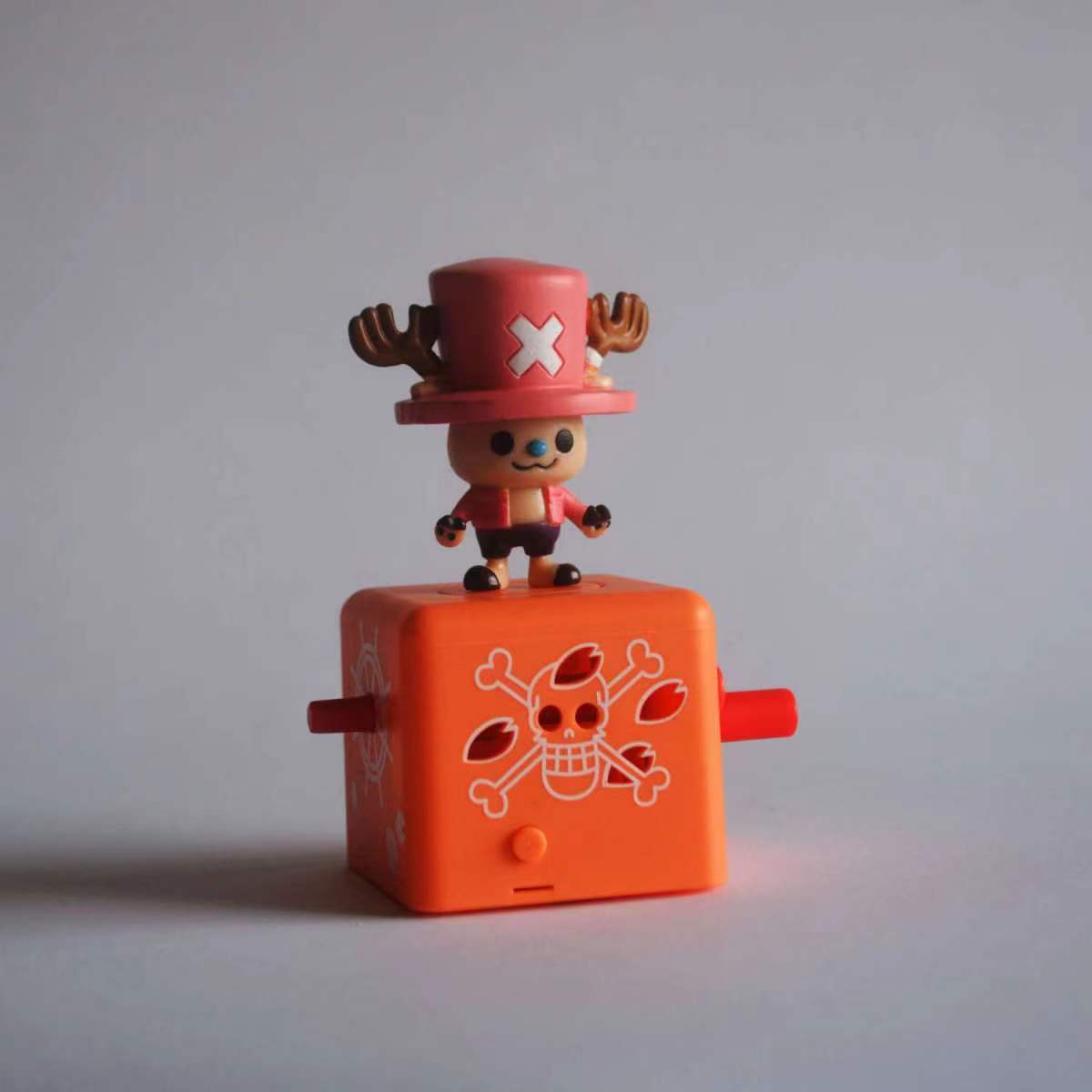 One Piece Anime Hand Crank Music Box, Luffy Zoro Nami Sanji Chopper Mini Figure Square Music Box, Hand Cranked Melody Desktop Ornament Collectible Gift for One Piece Anime Fans
