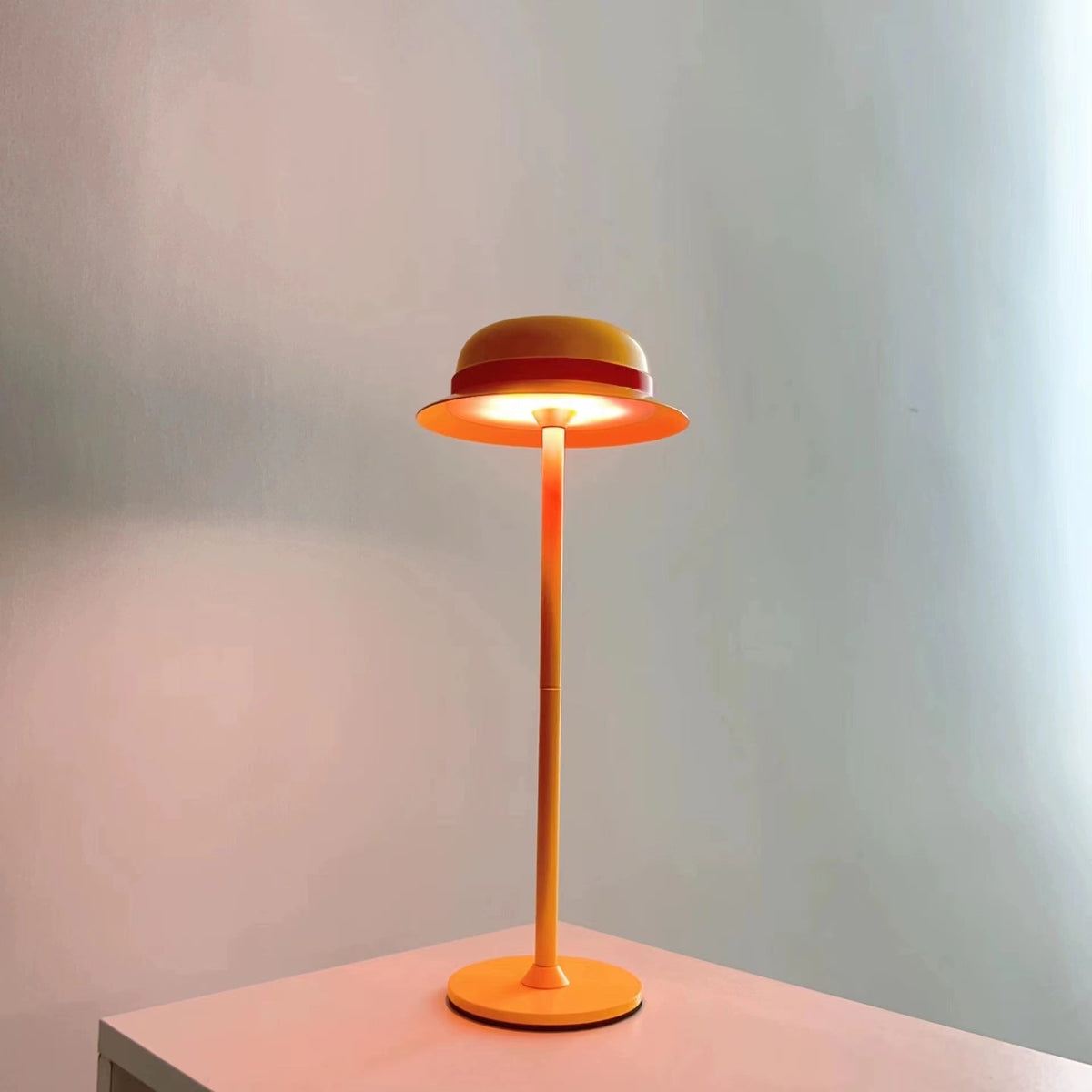 One Piece Luffy Straw Hat Table Lamp, Anime Monkey D Luffy Hat Shape LED Desk Lamp, USB Rechargeable Night Light, Creative Decorative Lamp for Bedroom Study, One Piece Fans Collectible Gift