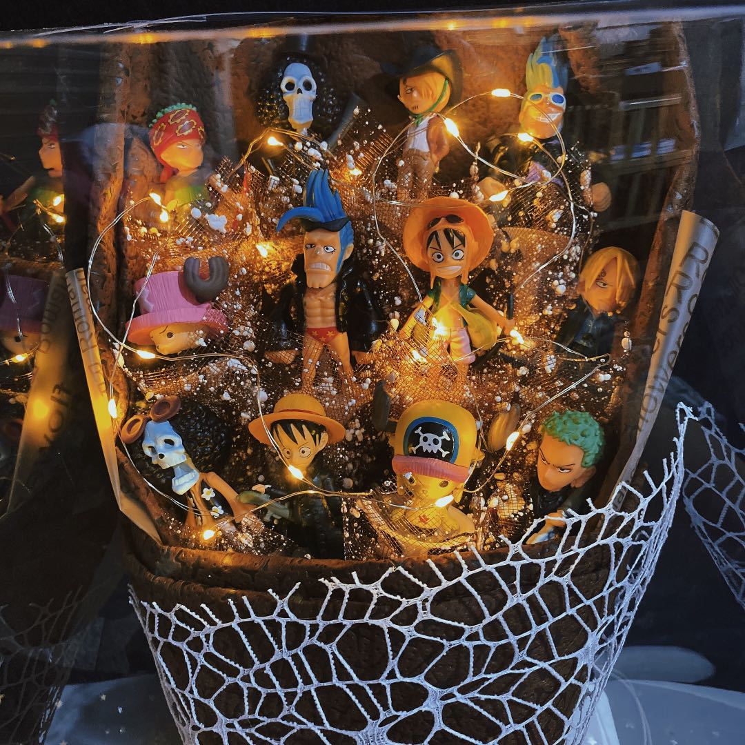One Piece Figure Bouquet, Anime Luffy Zoro Sanji Chopper Figurine Bouquet with LED Fairy Lights, Artificial Rose Flower Gift Box, Birthday Valentine Anniversary Gift for Anime Fans