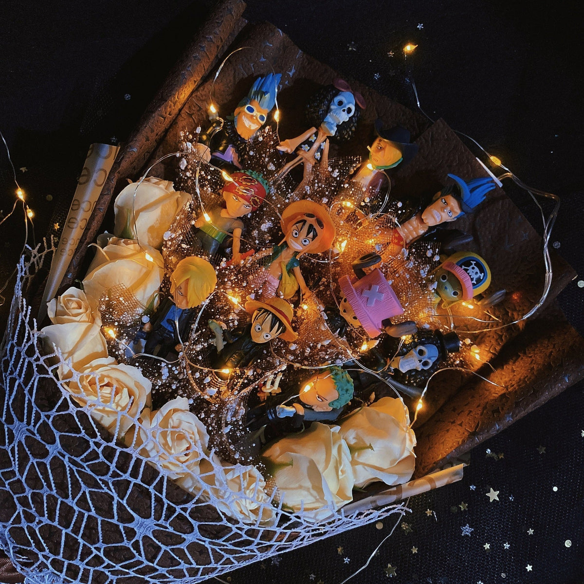 One Piece Figure Bouquet, Anime Luffy Zoro Sanji Chopper Figurine Bouquet with LED Fairy Lights, Artificial Rose Flower Gift Box, Birthday Valentine Anniversary Gift for Anime Fans