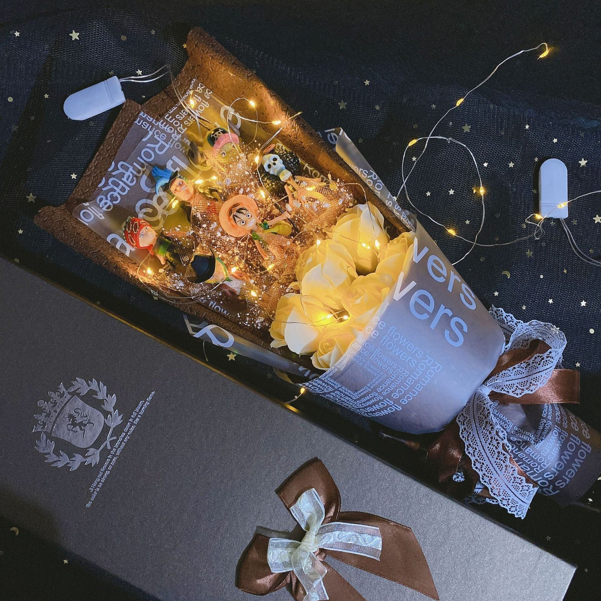 One Piece Figure Bouquet, Anime Luffy Zoro Sanji Chopper Figurine Bouquet with LED Fairy Lights, Artificial Rose Flower Gift Box, Birthday Valentine Anniversary Gift for Anime Fans